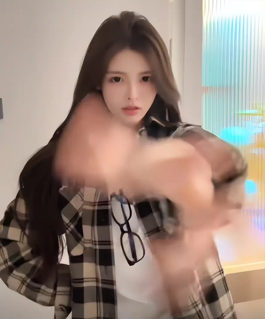 抖音网红红毯见光死_抖音网红美女黑料在线播放,_美颜滤镜撕下来