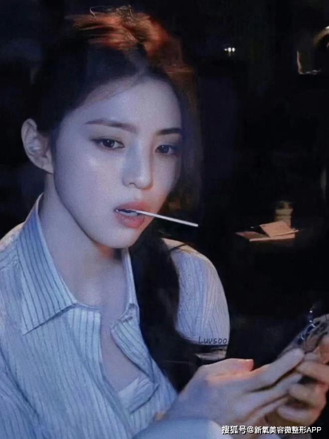 韩素希高颧骨审美_韩素希骨相美女_额头窄颧骨高的女明星