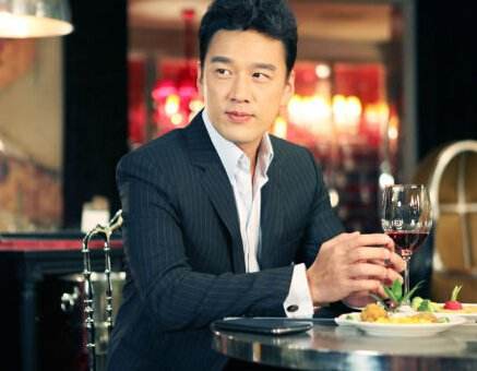 出道就娶自己初恋，成名25年后零绯闻，如今46岁活成这样