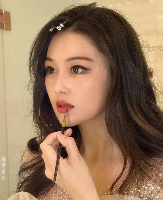 张馨予的笑容：绽放的美丽与温暖